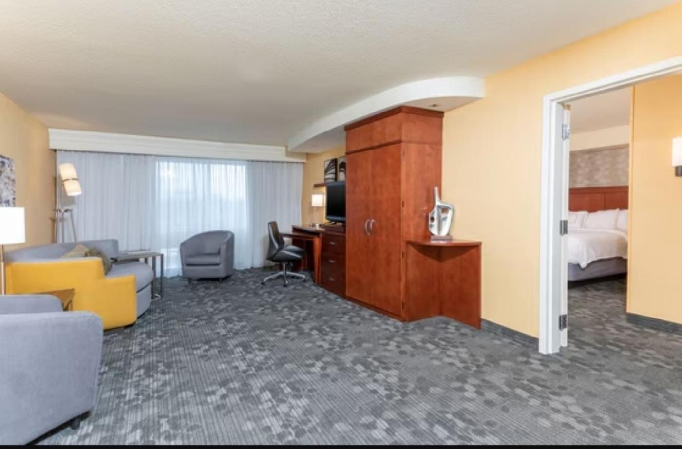 Courtyard Milwaukee Airport Hotel Exterior foto