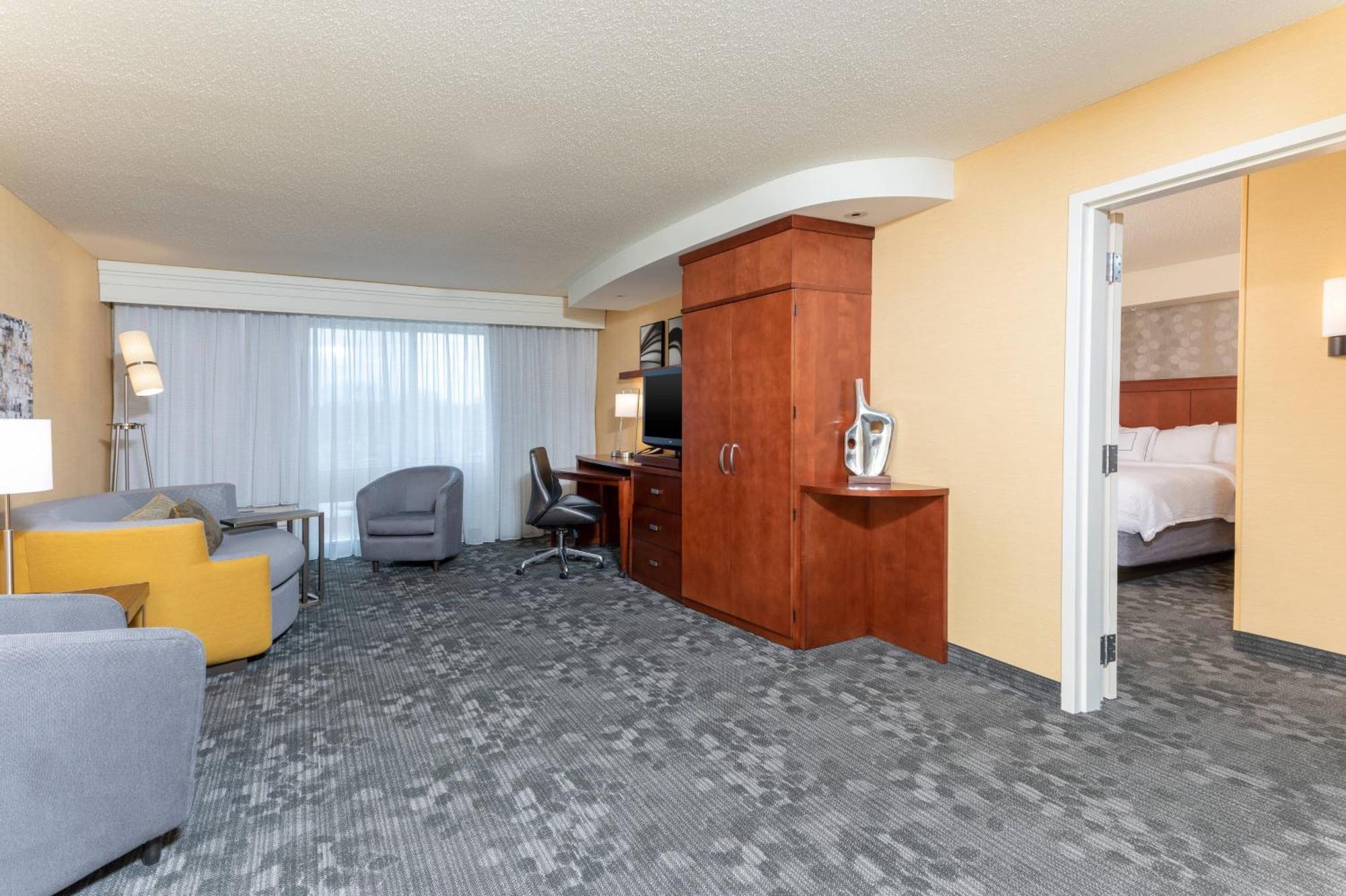 Courtyard Milwaukee Airport Hotel Exterior foto